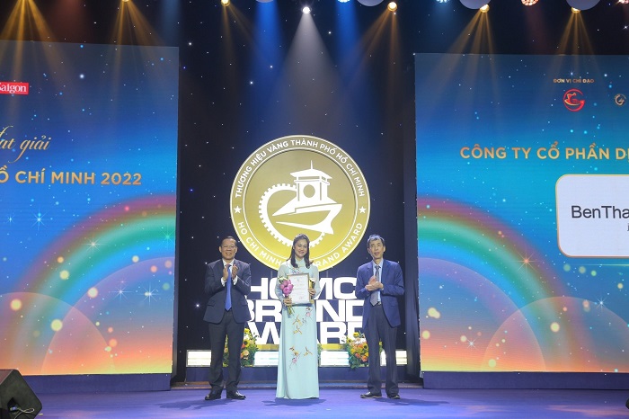 BenThanh Tourist đón nhận các giải thưởng: “Top 10 Công ty du lịch uy tín năm 2022” lần thứ 5 do Vietnam Report trao tặng 